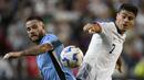 Pemain Uruguay, Nahitan Nandez (kiri) berebut bola dengan pemain Amerika Serikat, Gio Reyna pada laga Grup C Copa America 2024 di Arrowhead Stadium, Kansas City, Missouri, Selasa (07/02/2024) WIB. (AP Photo/Reed Hoffman)