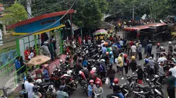 Sejumlah orang berkumpul di lokasi kecelakaan Bus Trans Semarang yang menabrak pangkalan ojek di Jalan Sultan Agung, Semarang, Minggu (17/7). Bus sarat penumpang itu diduga mengalami rem blong. (Liputan6.com/Gholib)
