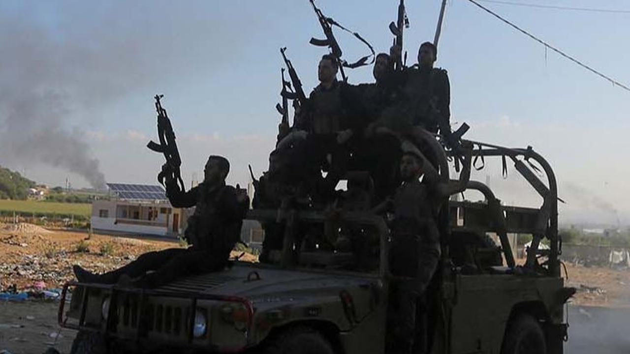 Tak hanya sampai di situ, sejumlah pasukan Hamas juga merebut&nbsp;sejumlah kendaraan militer Israel saat kembali ke wilayah Jalur Gaza.