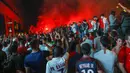 Suporter Paris Saint Germain (PSG) merayakan keberhasilan lolos ke final Liga Champions di Paris, Rabu (19/8/2020). Berkat kemenangan atas RB Leipzig, PSG untuk pertama kalinya berhasil lolos ke final Liga Champions. (AP/Michel Euler)