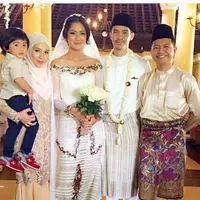 "Congrats Ayah Teh and lots of love from all of us. You have always been a filial son and a good brother. We wish you all the best in this new adventure of yours. Semoga dipermudahkan semuanya ameen." Tulis pemilik akun iestatiptra. (Instagram)
