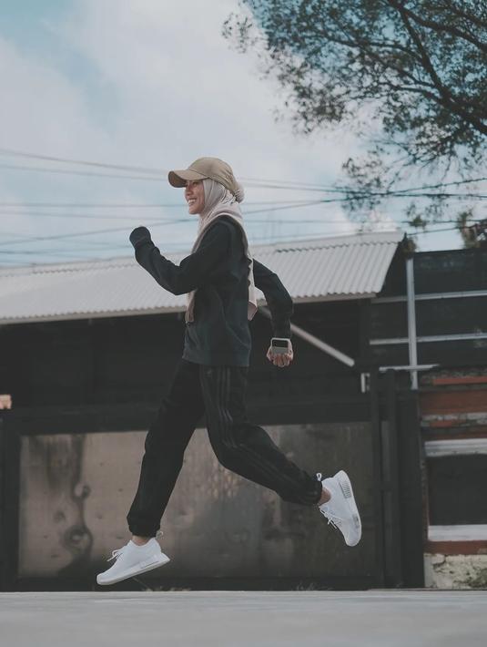 Pemain sinetron Inikah Rasanya itu disiplin menjalani pola hidup sehat. Tubuhnya sehat dan sama sekali tidak mengalami penurunan berat badan seperti yang dimaksudkan warganet.(Liputan6.com/IG/@ichasoebandono)