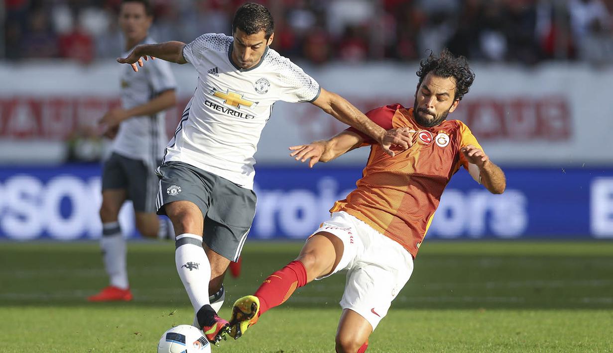 Henrikh Mkhitaryan, pemain anyar MU lainnya berusaha melewati hadangan pemain Galatasaray, Selcuk Inan. Pada laga itu MU sempat tertinggal 1-2 dari Galatasaray. (AFP/TT News Agency)  