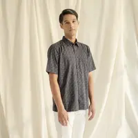 Mengintip inspirasi outfit Lebaran bermotif Batik dari UNIQLO X Bai Soemarlono (Foto: UNIQLO)