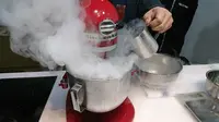 Membuat es krim menggunakan nitrogen cair adalah salah satu penerapan teknik molecular gastronomy. (Liputan6.com/Dinny Mutiah)