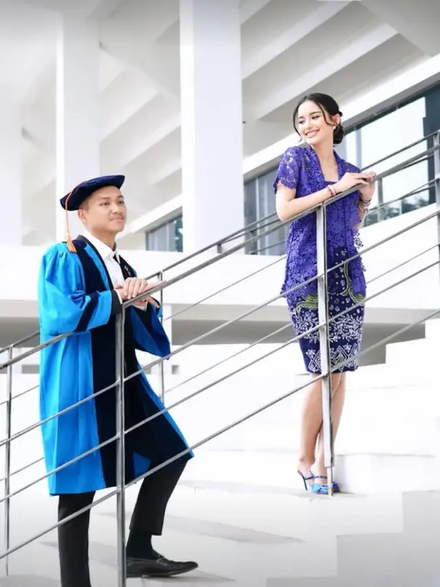 6 Potret Serasi Azriel Hermansyah dan Sarah Menzel Saat Wisuda, Tampil Romantis Bak Foto Prewed
