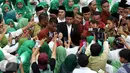 Presiden RI Joko Widodo bersalaman dengan para tamu saat menghadiri acara Silaturahim Ulama Rakyat di Ancol, Jakarta, Sabtu (12/11). Acara tersebut di hadiri 10.000 umat muslim untuk berdoa bagi keselamatan Bangsa Indonesia. (Liputan6.com/Johan Tallo)