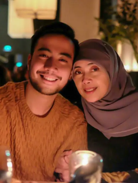 Tak hanya itu, Vidi merayakan ulang tahun sang ibunda tercinta di kota Paris. "Merayakan ulang tahun wanita terspecial dimalam pertama kita di Paris, Happy Birthday Mom! we love you," tulisnya. (viainstagram@vidialdiano/Bintang.com)