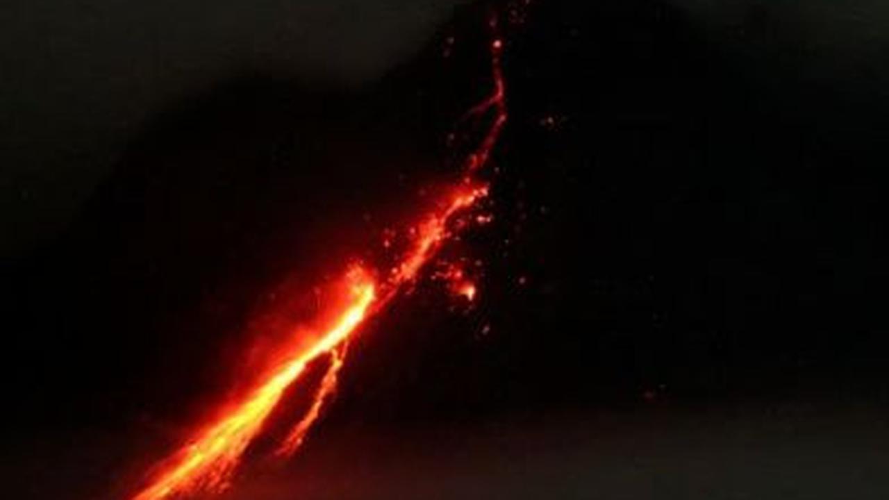 Gunung Merapi yang berada di perbatasan Jawa Tengah dan Yogyakarta mengalami 71 kali gempa guguran.