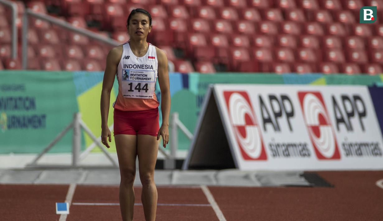 Atlet Indonesia, Maria Londa, bersiap melompat pada Invitation Tournament cabang atletik nomor lompat jauh di SUGBK, Jakarta, Minggu (11/2/2018). Dirinya meraih emas dengan lompatan terjauh 6,43 meter. (Bola.com/Vitalis Yogi Trisna)