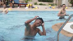 Marselino Ferdinan dan sejumlah pemain inti Timnas Indonesia U-22 menjalani sesi latihan ringan tambahan di Hotel Phnom Penh, Kamboja, Minggu (30/4/2023). Latihan ringan tersebut berupa sesi berenang untuk mengembalikan kebugaran pemain setelah pertandingan melawan Filipina dalam ajang SEA Games 2023. (Bola.com/Gregah Nurikhsani)