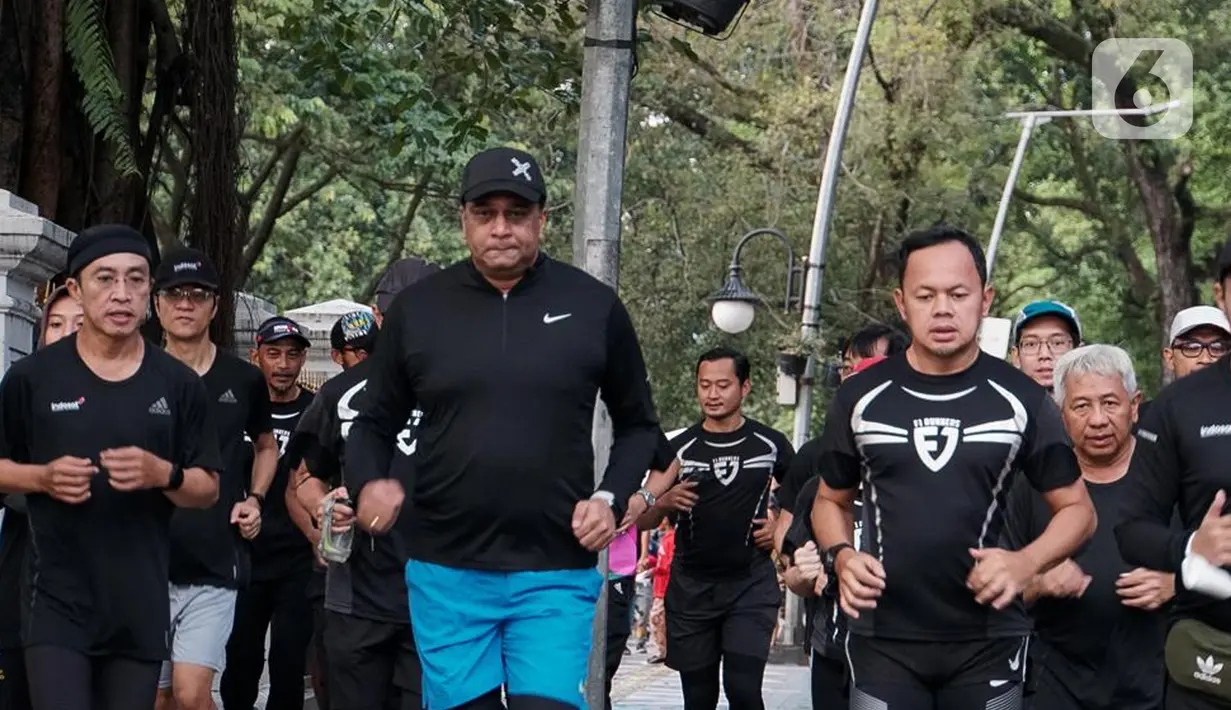 President Director & CEO IOH Vikram Sinha (tengah), Walikota Bogor Bima Arya (kanan) dan Director & Chief HR Officer IOH Irsyad Sahron (kiri) saat lari bersama yang diikuti komunitas F1 Runners dan Karyawan IOH sejauh 5 KM di Kebun Raya Bogor, Minggu (20/3/2022). (Liputan6.com/HO/Rizki)