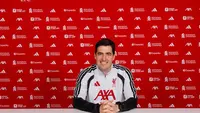 Momen Andoni Iraola saat diperkenalkan sebagai pemain Liverpool. (Liverpool)