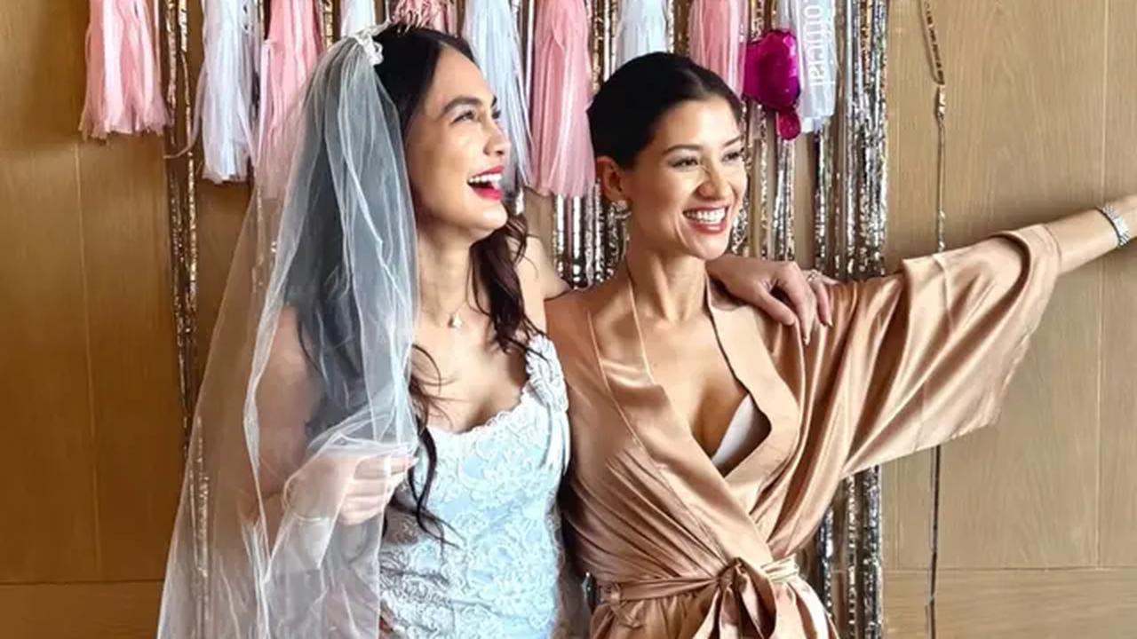 Luna Maya Tampil dengan Mini Dress Putih Dipadukan Veil. [@lunamaya]
