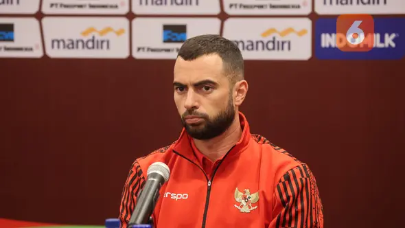 Jordi Amat saat mengikuti sesi Konferensi pers Timnas Indonesia Vs Irak di Hotel Sultan, Jakarta, Rabu (5/6/2024). (Bola.com/M. Iqbal Ichsan)