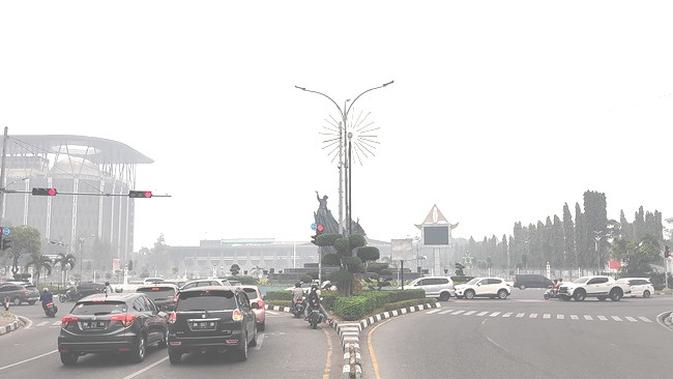 Jarak pandang di Pekanbaru terus memburuk karena diselimuti kabut asap berlevel berbahaya. (Liputan6.com/M Syukur)