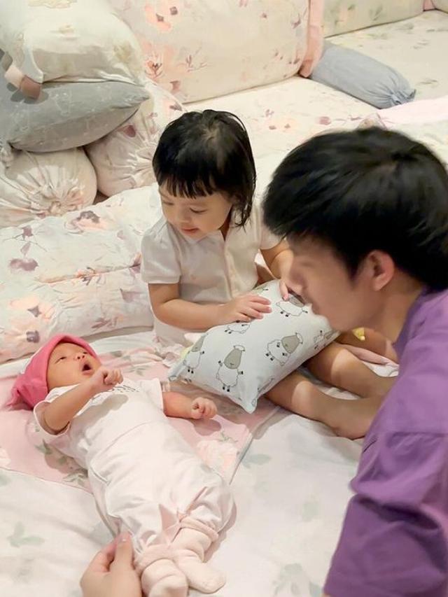 Potret Ameena bersama Baby Azura dan Atta Halilintar (Sumber: Instagram/attahalilintar dan Instagram/azuraatta)