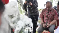Putra pertama Presiden ke-3 RI BJ Habibie, Ilham Akbar Habibie saat berziarah ke makam kedua orangtuanya di TMP Kalibata, Jakarta, Minggu (15/9/2019). Ilham memanjatkan doa bersama warga yang turut datang berziarah. (merdeka.com/Iqbal Nugroho)