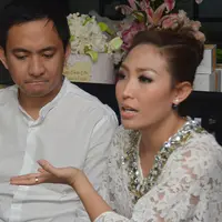 Sebuah aksesoris telah disiapkan sang suami untuk Ayu sebagai kado spesial di hari ulang tahunnya. Regi pun berharap Ayu bisa menjadi istri dan ibu yang lebih baik lagi. (Galih W. Satria/Bintang.com)