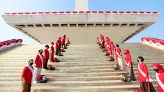 Barisan perempuan berkebaya dari perkumpulan Pertiwi Indonesia mengawal keluarnya Bendera Pusaka Merah Putih dari penyimpanannya di Monumen Nasional (Monas), Jakarta, Rabu (17/8/2022). Partisipasi perempuan berkebaya dalam kirab budaya HUT ke-77 RI merupakan tindak lanjut dari dukungan penuh Presiden Jokowi atas gerakan memasyarakatkan tradisi berkebaya dan pendaftaran tradisi berkebaya sebagai warisan budaya tak benda ke UNESCO. (FOTO: Dok. Pertiwi Indonesia)