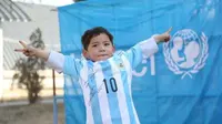 Murtaza Ahmadi menerima jersey Timnas Argentina asli bertanda tangan Lionel Messi. (Liputan6.com/twitter.com/unicefafg)