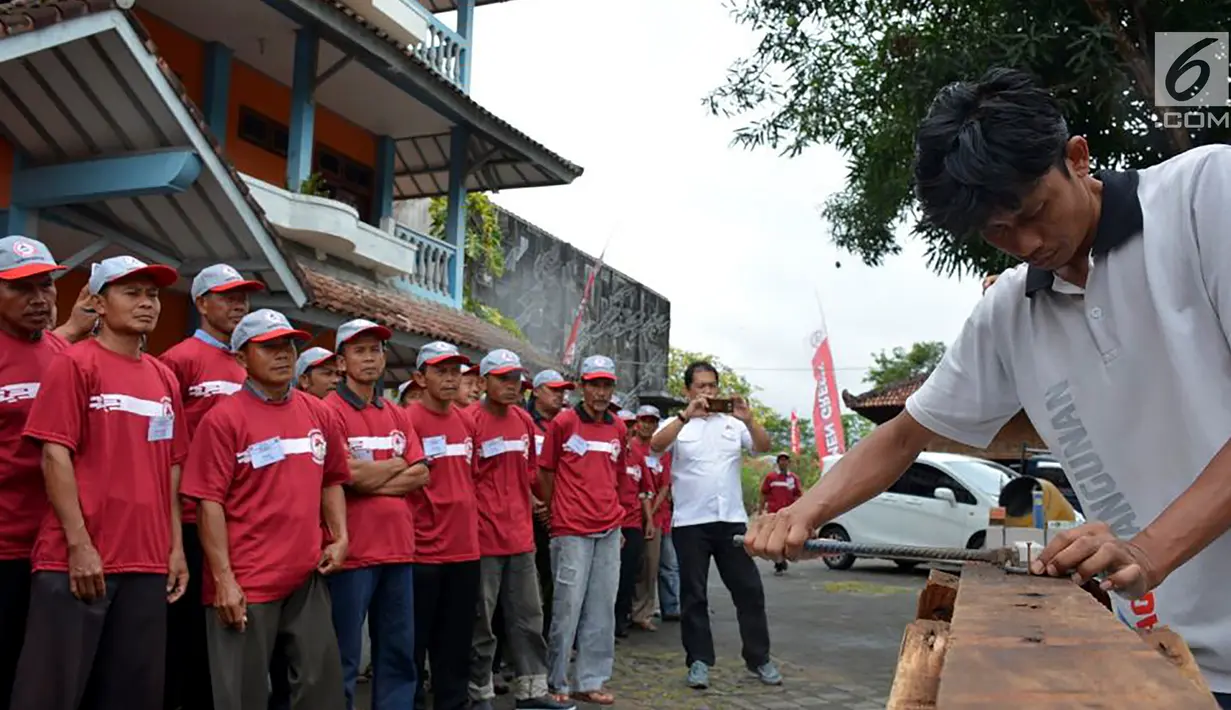 Instruktur memberi pelatihan kepada 80 tenaga konstruksi pada acara Edutainment di Kabupaten Pacitan, Selasa (6/11). Kegiatan yang digelar PT Semen Indonesia (Persero) Tbk merupakan strategi untuk meningkatkan kepuasan pelanggan. (Liputan6.com/HO/Eko)