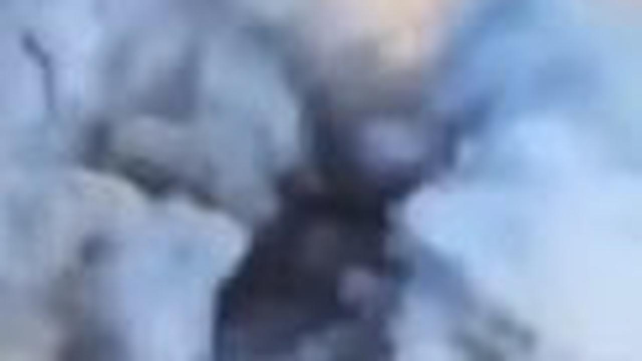 Asap mengepul ke udara. Tak sempat melarikan diri, dua warga Palestina langsung menjadi sasaran yang disengaja oleh drone zionis.&nbsp;