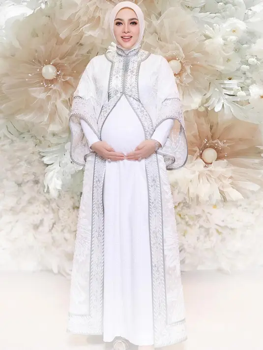 Saat syukuran, Syahrini tampil anggun dalam balutan gamis berwarna putih bersih dengan detail motif berwarna perak yang memberi impresi mewah.  [@princessyahrini]