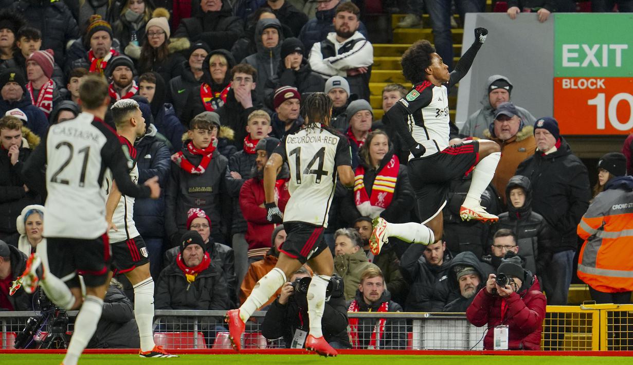Selebrasi gelandang Fulham, Willian (kanan) setelah menjebol gawang Liverpool pada laga leg pertama babak semifinal Carabao Cup 2023/2024 di Anfield Stadium, Liverpool, Kamis (11/1/2024) dini hari WIB. (AP Photo/Jon Super)
