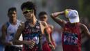 Pejalan cepat Jepang, Satoshi Maruo, melepas dahaga saat menyelesaikan lomba nomor jalan cepat 50 kilometer cabang atletik Asian Games XVIII di Senayan, Jakarta, Kamis (29/8/2018). (Bola.com/Vitalis Yogi Trisna)