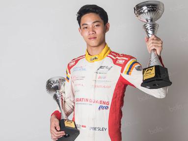 Pebalap Indonesia, Presley Martono, melakukan sesi foto bersama Bola.com di Kantor Redaksi Bola.com, Jakarta, Selasa (7/2/2017). (Bola.com/Vitalis Yogi Trisna)