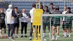 Penyerang Real Madrid, Vinicius Junior (tengah) bersama rekan setimnya menghadiri sesi latihan di stadion Santiago Bernabeu, Madrid, pada 27 Mei 2024. (Thomas COEX/AFP)