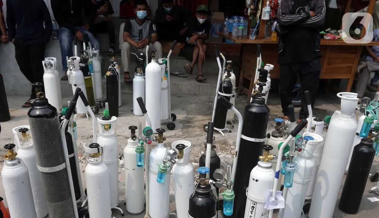 Antrean tabung milik warga berjejer di sekitar kios pengisian ulang oksigen medis Medical Oxygen di Jalan Minangkabau Timur, Jakarta, Senin (5/7/2021). Permintaan kebutuhan oksigen medis kian meningkat seiring naiknya kasus orang terkonfirmasi positif COVID-19. (Liputan6.com/Helmi Fithriansyah)