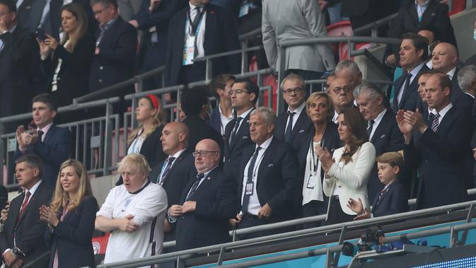 Perdana Menteri Inggris,  Boris Johnson bersama  Catherine (3rd R) dan Pangeran William saat menyaksikan pertandingan Italia Vs Inggris di Final Euro 2020 / 2021 (Carl Recine / AFP)