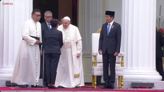 Momen Menteri Luar Negeri RI (Menlu RI) Retno Marsudi bersalaman dengan Paus Fransiskus di samping Presiden Joko Widodo (Jokowi) di Istana Merdeka Jakarta, Rabu (4/9/2024).