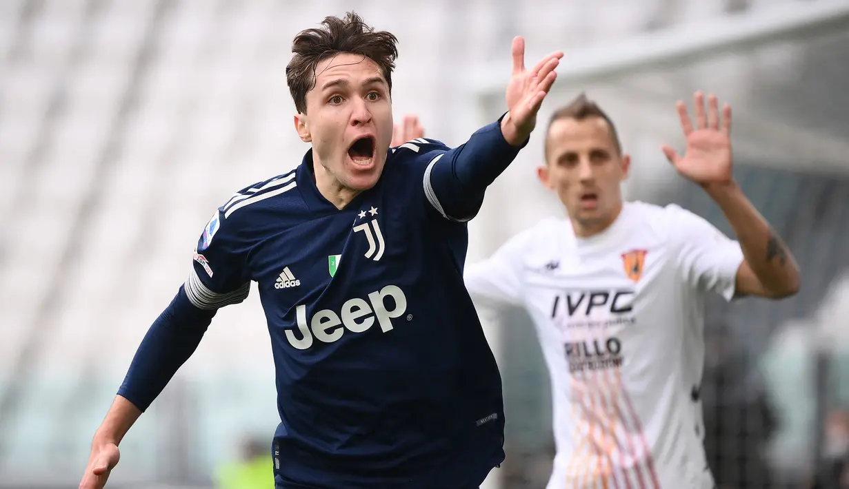 Federico Chiesa. Sumbangsih 2 gol sayap Fiorentina berusia 23 tahun yang musim lalu dipinjamkan ke Juventus ini turut memuluskan langkah Italia merebut trofi Euro 2020 lalu. Nilai pasarnya kini dipatok 70 juta euro, naik 10 juta euro dibandingkan sebelum Euro 2020. (Foto: AFP/Marco Bertorello)
