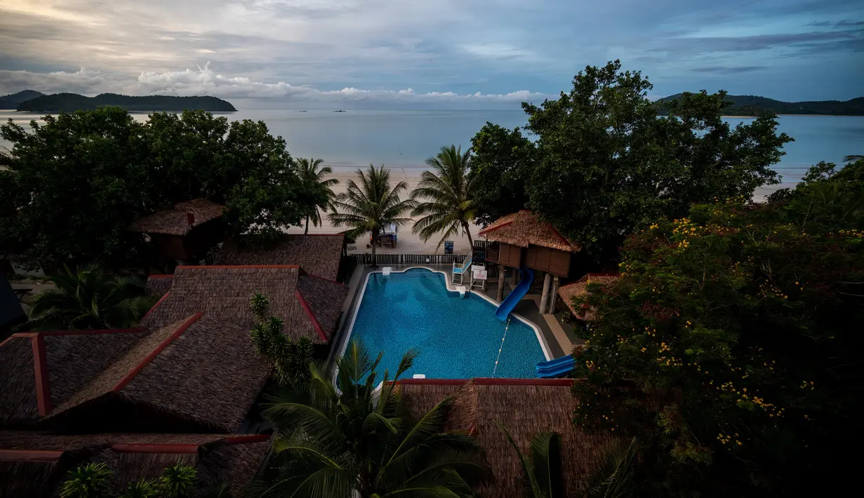 Kolam renang kosong di wisata Pantai Cenang di pulau liburan Langkawi, yang ditutup untuk sebagian besar pengunjung luar karena penguncian parsial yang ditetapkan  pihak berwenang untuk mengekang penyebaran Covid-19. di negara bagian Kedah, Malaysia utara (18/11/2020). (AFP/Mohd Rasfan)