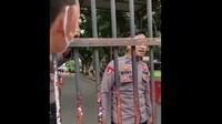 Tangkapan layar video seorang anggota Polisi di Gorontalo terlibat adu mulut dengan masa aksi, hingga mengeluarkan kata kasar (Arfandi/Liputan6.com)