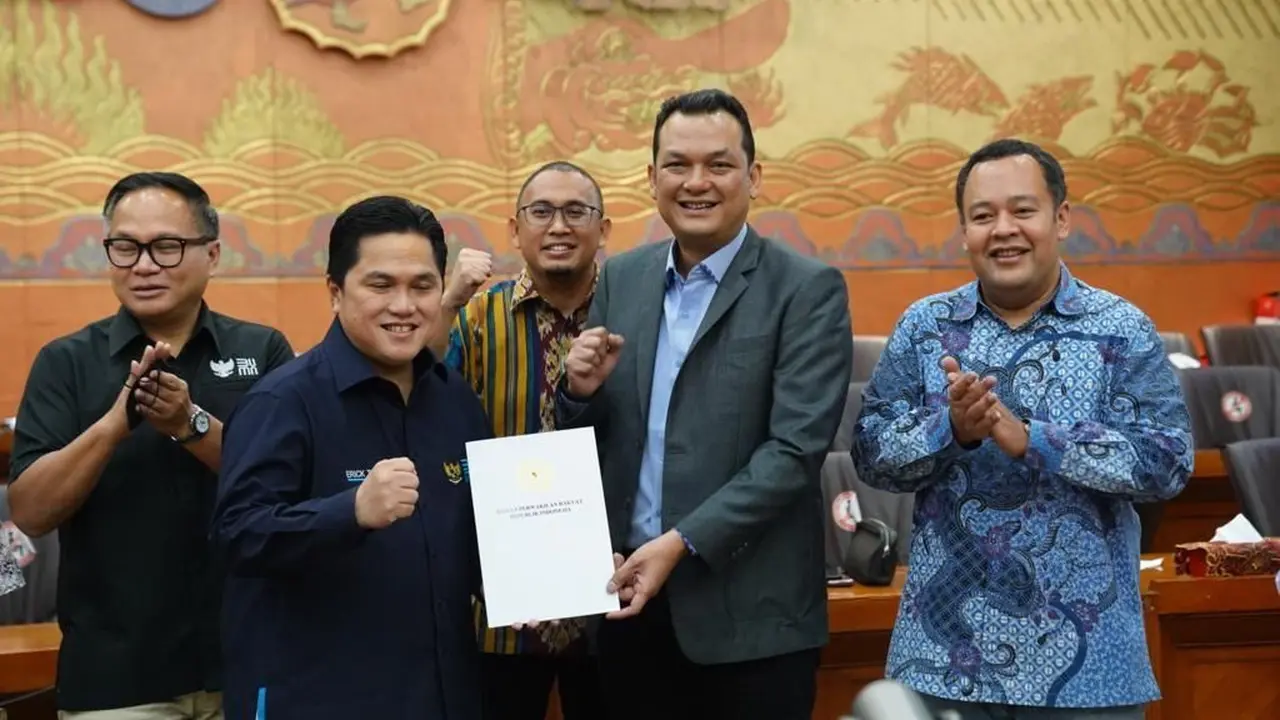Menteri BUMN Erick Thohir bersama dengan panitia kerja (panja) penyelamatan PT Garuda Indonesia (Persero) Komisi VI DPR RI.