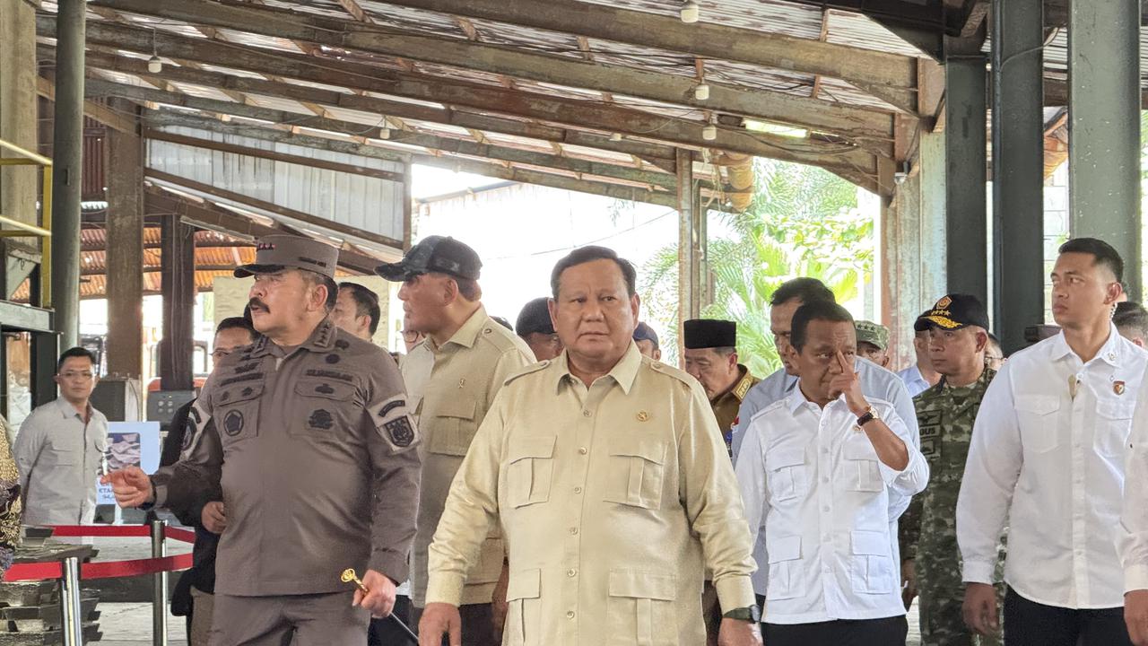 Presiden Prabowo Subianto saat berada di kawasan smelter PT. Tinindo Internusa, Kecamatan Bukitintan, Kota Pangkal Pinang, Senin (6/10/2025).