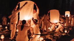 Prosesi yang dikenal sebagai festival lampion Waisak, menjadi suatu tradisi sekaligus momen yang paling dinanti dalam setiap perayaan Waisak. (YASUYOSHI CHIBA/AFP)