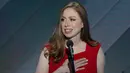 Chelsea Clinton ketika berbicara dalam penutupan Konvensi Nasional Partai Demokrat di Philadelphia, AS, Kamis (28/7). Chelsea merupakan putri tunggal dari mantan Presiden Amerika Serikat, Bill Clinton dan Hillary Clinton. (REUTERS/Jim Young)