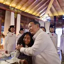Momen Hangat Prabowo Bertemu Petugas HUT RI, Titip Pesan soal Pengabdian