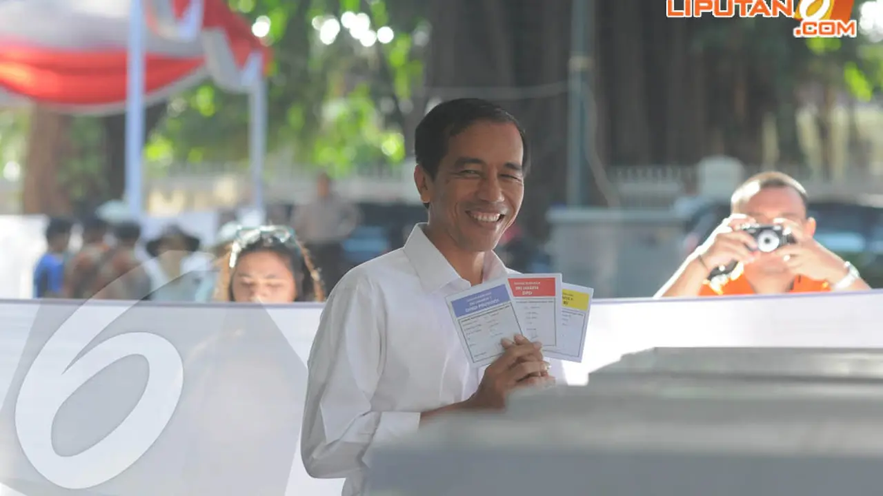 [FOTO] Jokowi Jalan Kaki ke TPS