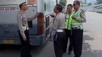 Bus Transjakarta kembali menabrak pejalan kaki, kali ini Polisi kebingungan mengusut kasusnya lantaran bus Transjakarta tersebut memiliki nomor Polisi ganda.