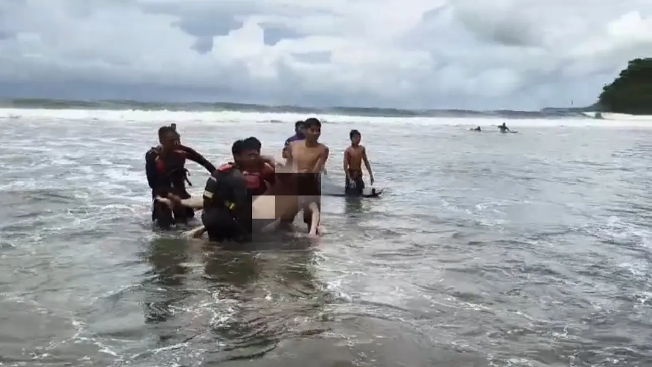Seorang pria tanpa identitas yang disebut Mr. X, dilaporkan meninggal dunia setelah tergulung ombak besar saat berenang sendirian, Sabtu (27/12/2025).
