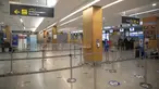 Tanda jarak sosial ditempelkan di lantai di terminal bandara Rabat, Maroko, Senin (29/11/2021). Maroko menangguhkan semua penerbangan internasional mulai Senin tengah malam selama dua minggu ke depan karena kekhawatiran pada varian baru Covid-19 Omicron. (AP Photo/Mosa'ab Elshamy) 