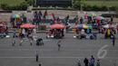 Suasana kawasan Monas saat libur Kenaikan Isa Almasih, Jakarta, Rabu (14/5/2015). Tampak sejumlah pedagang kaki lima menjajakan barang dagangannya di kawasan Monas. (Liputan6.com/Faizal Fanani)