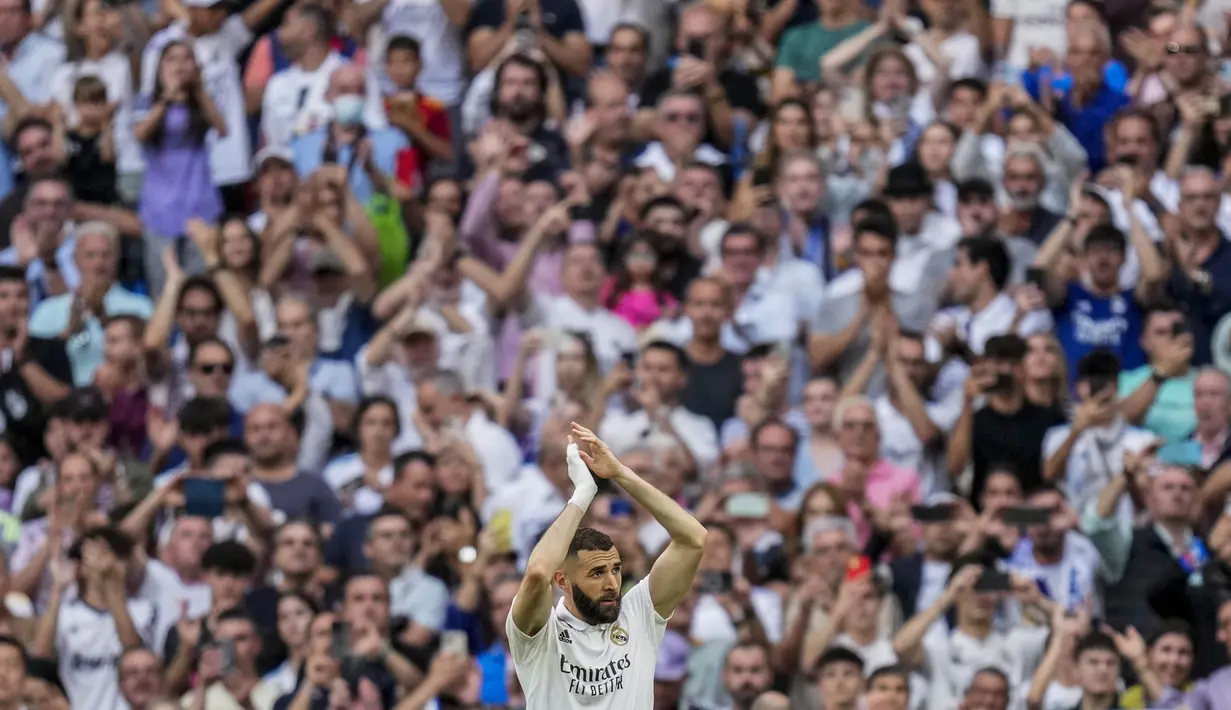 Selama membela Madrid dalam kurun waktu 2009-2023, Benzema sukses mencatatkan 439 penampilan dan torehan 238 gol. Sederet gelar pun dipersembahkan bagi El Real antara lain 4 titel La Liga, 5 gelar Liga Champions, dan 3 trofi Piala Raja Spanyol. Puncak kariernya tentu saja ketika memenangkan Ballon D'Or tahun lalu. (AP Photo/Bernat Armangue)