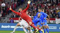 Penjaga gawang Italia Gianluigi Donnarumma, latar depan melakukan penyelamatan, selama pertandingan sepak bola UEFA Nations League antara Hongaria dan Italia, di Puskas Arena di Budapest, Hongaria, Senin, 9 September. 26, 2022. (Zsolt Szigetvary/MTI via AP)